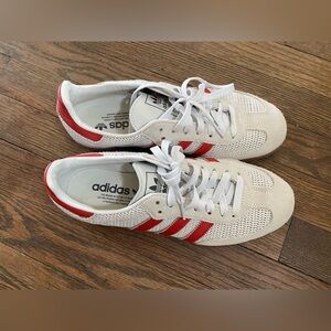 Beautiful like new Adidas sneakers in light beige and red.